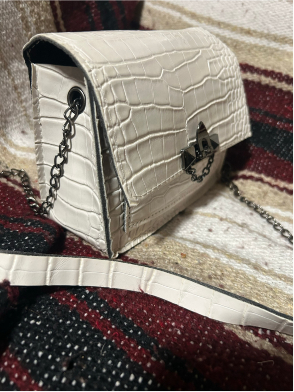 Women's Unbranded White Croc-Embossed Crossbody Bag, One Size